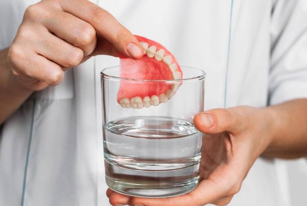 Protez Dişlerin Bakımı Nasıl Olmalı?